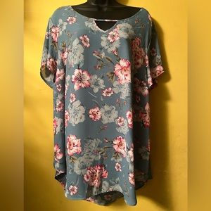 Torrid light teal/aqua blouse Fuschia flowers, key hole neckline short sleeve